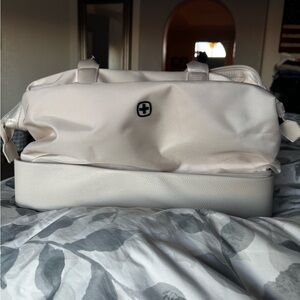 SwissGear beige weekender duffel bag with shoe compartment